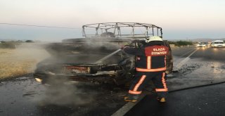 Elazığda Seyir Halindeki Pikap Yandı