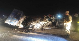 Traktör İle Kamyonet Çarpıştı