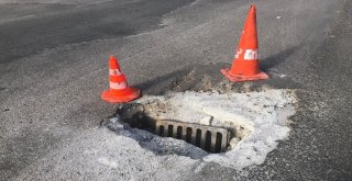 Kavşak Ortasındaki Üzeri Açık Çukur Kazaya Davetiye Çıkarıyor