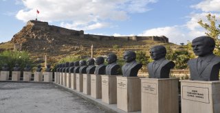 Bölge Aşıklarının Heykelleri Kars Kalesi Eteklerinde Sergileniyor