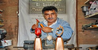 Atık Tahta Parçalarından Manisa Lalesi Yapıyor