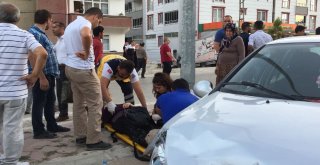 Hafif Ticari Araç İle Otomobilin Çarpışması Güvenlik Kamerasına Yansıdı