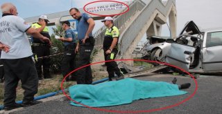 Hız Yolu Değil, Hayatı Kısaltır Pankartı Bulunan Üst Geçide Çarpan Otomobilde Can Verdi