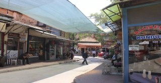 Esnaf Sıcaklara Çareyi Gölgelik Yaparak Buldu