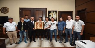 Sevgi Evleri Öğrencilerinden Başkan Güle Anlamlı Hediye