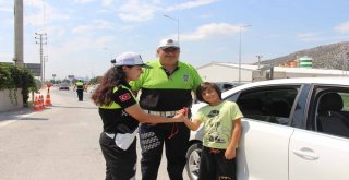 Polis Ceza Yerine Şeker Ve Kırmızı Düdük Dağıttı