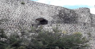 Niksarda Tarihi Kale Surlarına Çirkin Saldırı