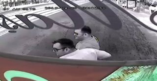 Otobüsü Durdurup Yol Kenarındaki Görme Engelli Vatandaşı Yolun Karşısına Geçirdi