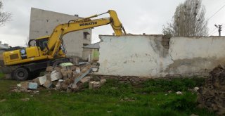 Çaldıranda 9 Metruk Yapı Yıktırıldı