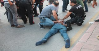 Şüpheli Araçtaki Şahıslar Kavga Çıkardı, 1 Polis Yaralandı