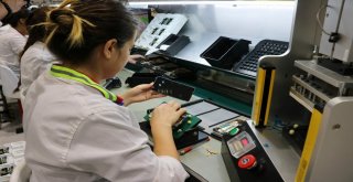 Ak Parti Heyeti Yerli Üretim Cep Telefonlarını Fabrikasında İnceledi