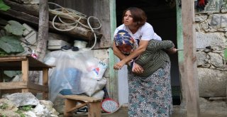 600 Metrelik Yolu Annesinin Sırtında Gidiyor