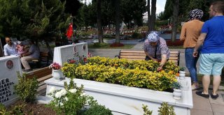 Şehitlikte Hüzünlü Bayram Ziyareti