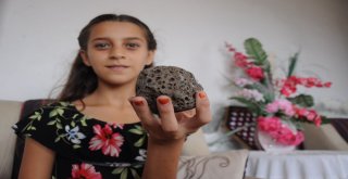 Küçük Kız Göktaşı Sandığı Taşın İncelenmesini İstiyor