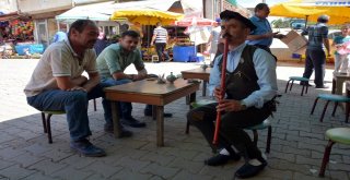 Müşterilerini Kaval Çalarak Karşılıyor, Yöresel Kıyafetiyle Çay Servisi Yapıyor