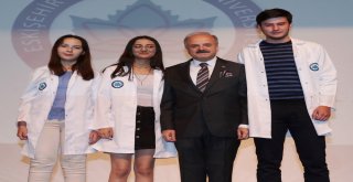 Esogü Tıp Fakültesinin Yeni Öğrencileri Beyaz Önlüklerini Giydi