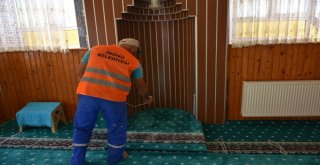 İnönüde Camiler Ve Park Bahçeler İlaçlanıyor