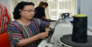 Kendi Kıyafetlerini Kendileri Dikiyorlar