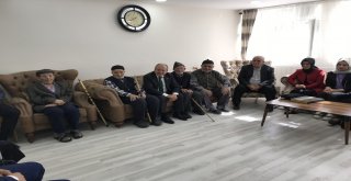 Karadağ Huzurevi Sakinlerinin Ellerini Öpüp Hayır Dualarını Aldı