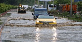Aniden Bastıran Yağmur Yolları Göle Çevirdi