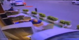 Otomobil Restorana Daldı, Üç Kişi Ölümden Böyle Kıl Payı Kurtuldu