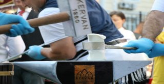 Örsün Üzerinde Bu Kez Demir Değil Dondurma Dövüldü