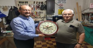 Başkan Özcan, Esnaflara Saat Hediye Etti