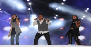 İzmirde Haluk Levent Rüzgarı Esti