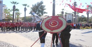 Kuşadasında Cumhuriyet Bayramı Kutlamaları Çelenk Koyma Töreni İle Başladı