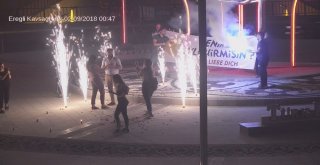 Kavşakta Yapılan Evlilik Teklifi Şehir Polis Kamerasına Takıldı