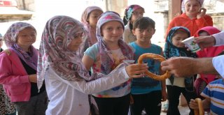 Kuran Kursu Öğrencilerine Simit Ve Ayran