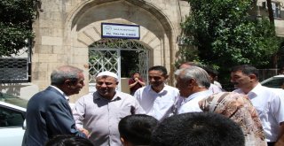 Haliliye Belediyesi Caminin Halılarını Yeniledi