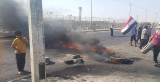 Basrada Yolları Kapatan Göstericiler Lastik Yaktı