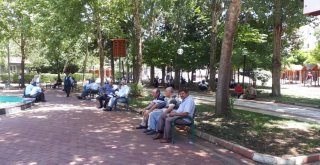 Sıcak Havada Bunalan Vatandaşlar Serin Yerlere Kaçıyor