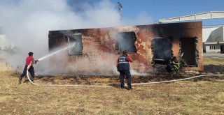 Metruk Ev İçerisinde Bulunan Sulama Boruları Yandı