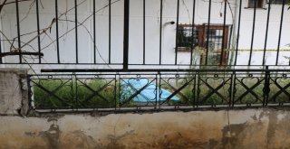Kadıköyde Bir Apartmanın Bahçesinde Erkek Cesedi Bulundu