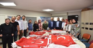 Kocaelide Ak Partili Gençlerden Örnek Bayrak Sevgisi