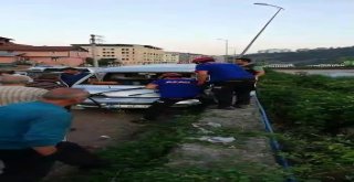 Minibüs Elektrik Direğine Çarptı: 3 Yaralı