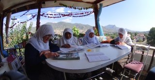 Balkonu Sınıfa Çeviren 80Lik Ninelerin Okuma Azmi