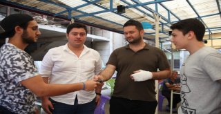 Yerde Buldukları Cüzdanın Sahibini Sosyal Medyada Buldular