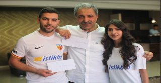 Fanatik Çift Düğün Davetiyesini Tuttukları Takımın Amblemi İle Süsledi