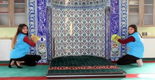 Erzincan Gençlik Merkezi Gençlerinden Cami Temizliği