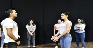 Kent Tiyatrosu Yeni Sezona Damga Vuracak