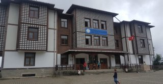 Rizede Öğretmenler Okul Duvarlarını Boyadı