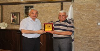 Karamustafa Paşa Muhtarından Başkan Karayola Plaket