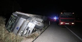 Boluda Kavşaktan Dönen Otomobil Kamyonla Çarpıştı: 5 Yaralı