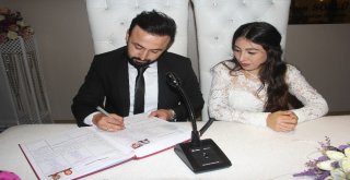 Komiser Yardımcısı Ve Eşine Nikahta Kelepçe Takıldı