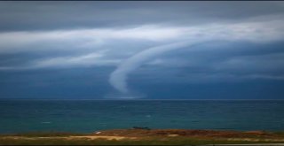 Rizenin Fındıklı İlçesi Açıklarında Denizde Bir Anda Ortaya Çıkan Hortum Korkuttu