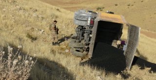 Kamyon Uçuruma Yuvarlandı: 1 Ölü
