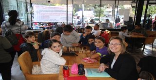 ‘Satranç Kafede Bulunmanın Ek Ücreti Yok, Tek Kural ‘Sessizlik